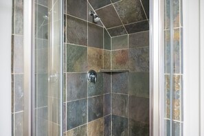 Dutxa, assecador de cabells, bidet i tovalloles 