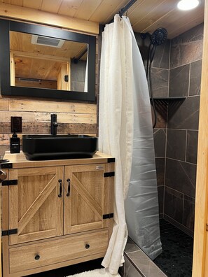 Douche, serviettes fournies, savon, papier toilette
