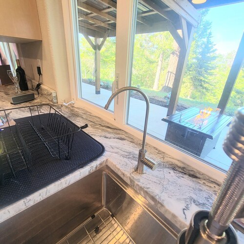 Hilltop Hideaway~Brand New~5 min to Downtown~BBQ~Firepit~Amazing Views