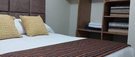 3 عدّة غرف نوم وواي فاي وملاءات أسرّة