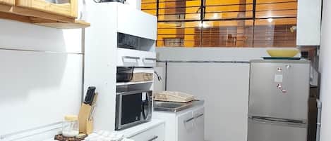 Frigorifero, microonde, lavastoviglie, macchina per tè/caffè