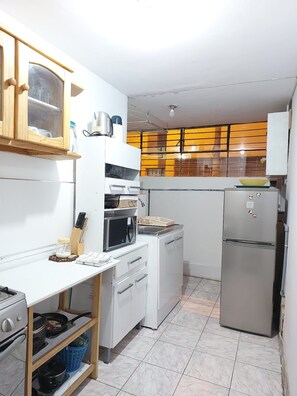 Refrigerador, microondas, lavavajillas y cafetera y tetera 