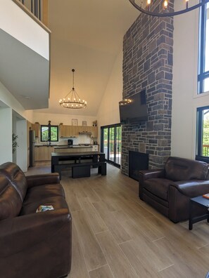 Smart-tv, een open haard, videospelletjes en tafelvoetbal