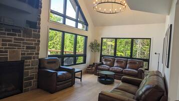 スマートテレビ、暖炉、テレビゲーム、テーブルサッカー台