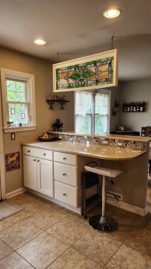 Interior - 4 minutes from Saratoga Racetrack, this home is clean & cozy, with private deck (Saratoga Springs)