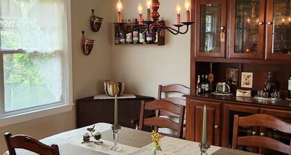 4 minutes from Saratoga Racetrack, this home is clean & cozy, with private deck