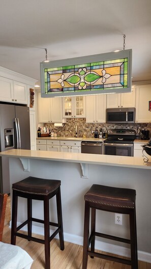 Fridge, microwave, oven, stovetop - 4 minutes from Saratoga Racetrack, this home is clean & cozy, with private deck (Saratoga Springs)