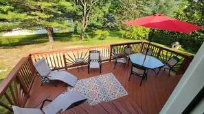 Outdoor dining - 4 minutes from Saratoga Racetrack, this home is clean & cozy, with private deck (Saratoga Springs)
