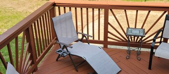 4 minutes from Saratoga Racetrack, this home is clean & cozy, with private deck