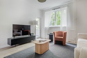 TV, stereo - Open Kreuzberg 2BR, Fully Furnished & Equipped, by Blueground (Berlin)