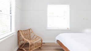 2 bedrooms, iron/ironing board, travel cot, free WiFi - No 5 ShoalHaven - family holiday apartment opposite Shoal Bay (Shoal Bay)