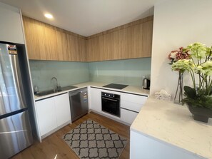 Fridge, microwave, oven, stovetop - Modern House by the Reserve Unit 9 (Auckland)