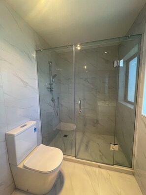Haartrockner, Handtücher, Seife, Shampoo