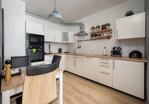 Fridge, microwave, oven, stovetop - Wola Jana Kazimierza Chic Apartment (Warszawa)
