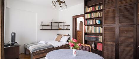 Iron/ironing board, WiFi, bed sheets