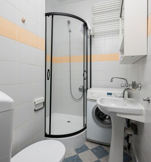 Douche, articles de toilette gratuits, sèche-cheveux