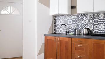 Réfrigérateur, plaque de cuisson, grille-pain