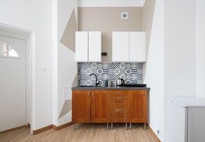 Frigorífico, placa de cocina y tostadora