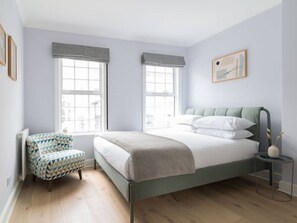 Desk, iron/ironing board, WiFi, bed sheets