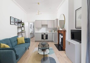 TV, fireplace - West End, Drury Lane, Modern 3 Bedroom Apt (London)