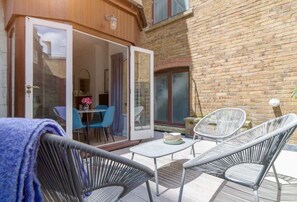 Outdoor dining - West End, Drury Lane, Modern 3 Bedroom Apt (London)