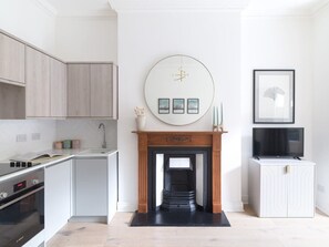 Fridge, oven, stovetop, dishwasher - West End, Drury Lane, Modern 3 Bedroom Apt (London)