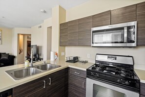 Refrigerador, microondas, horno y parrilla de estufa