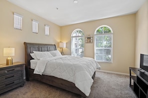 2 bedrooms, iron/ironing board, free WiFi, bed sheets - Spacious & Lovely 2BD/2BA! 5Mins to Disney! Angel Stadium! The Outlets! Etc... (Garden Grove)
