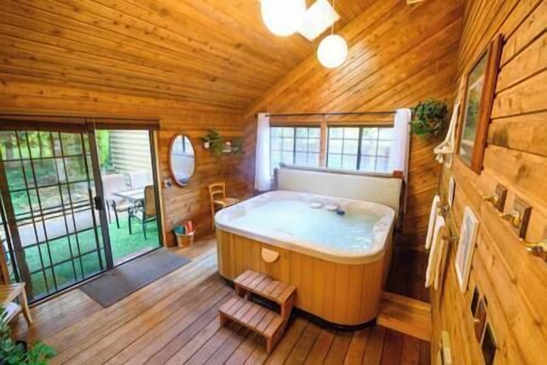 Mt Hood Getaway with Hot tub Room