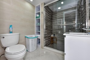 Shower, hair dryer - NEW Modern Cozy Studio Walking distance to Beach! (Noord)