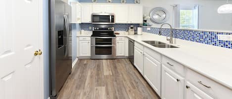 Batterie de cuisine, vaisselle et ustensiles