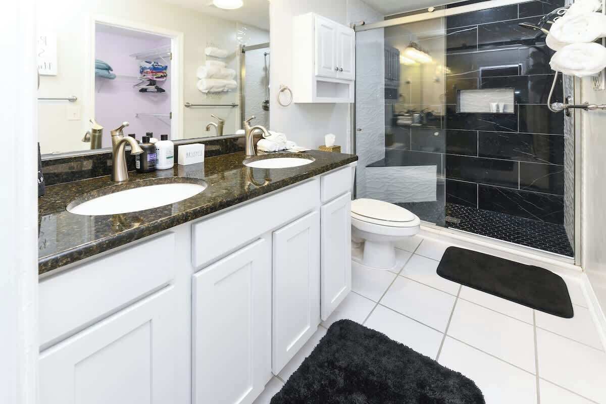 Shower, hair dryer, towels, shampoo