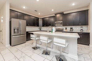 Een koelkast, een magnetron, een oven, een kookplaat