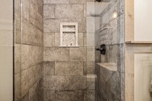 Dusche, Whirlpool, Handtücher, Seife
