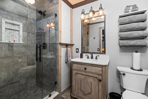 Shower, jetted bath, towels, soap - New Listing! Spacious Williamsburg Home- 9 min to Flintfield's Equestrian Park (Williamsburg)