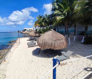 Beach nearby, sun-loungers, beach towels - The Queen of Cozumel ROYAL VISTA Caribbean OCEAN (Cozumel)