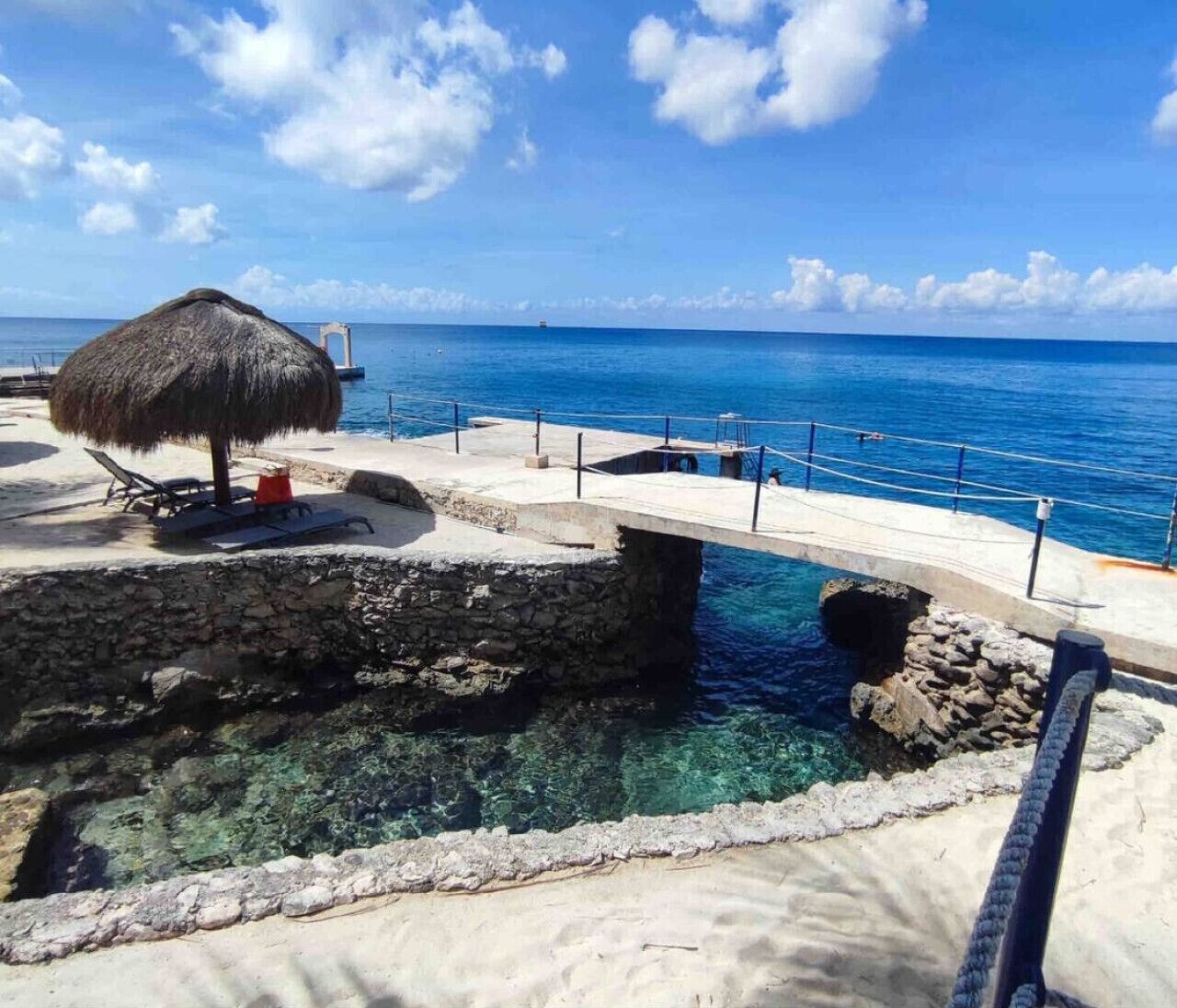 Perto da praia, espreguiçadeiras, toalhas de praia 