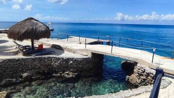 Perto da praia, espreguiçadeiras, toalhas de praia