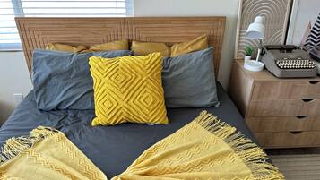 1 habitación, escritorio, tabla de planchar con plancha y cuna de viaje