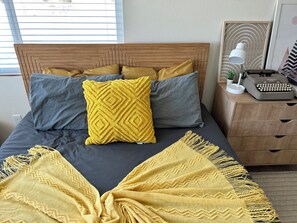 1 sovrum, skrivbord, strykjärn/strykbräda och resesäng