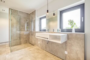 Douche, sĂšche-cheveux, bidet, serviettes fournies