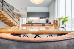 Fridge, oven, stovetop, dishwasher