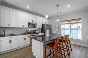 Fridge, microwave, oven, stovetop - Chatt City Snug - a PMI Scenic City Vacation Rental (Chattanooga)