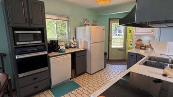 Geladeira, micro-ondas, fogão, cooktop