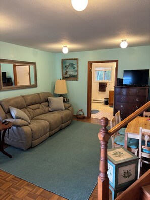 Télévision, lecteur de DVD, livres