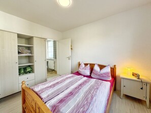 1 bedroom, bed sheets - Villa Emma - Meerblickappartement 3 - Villa Emma - Meerblickappartement (Sassnitz)