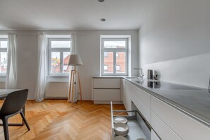 Fridge, microwave, oven, stovetop - Deluxe Leopoldstadt 2BR w/ Elevator, Furnished, by Blueground (Vienna)