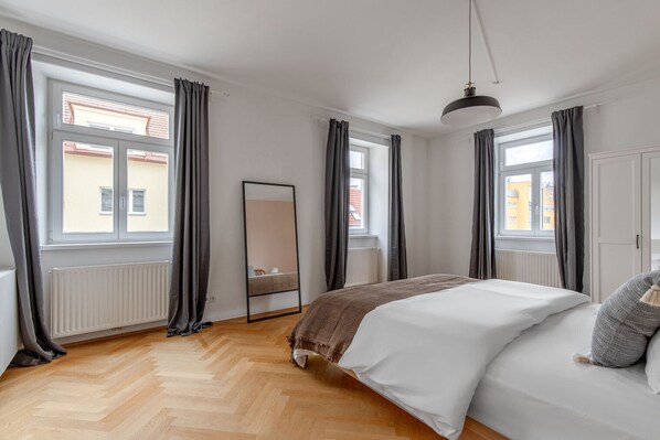 2 bedrooms, iron/ironing board, WiFi, bed sheets - Deluxe Leopoldstadt 2BR w/ Elevator, Furnished, by Blueground (Vienna)