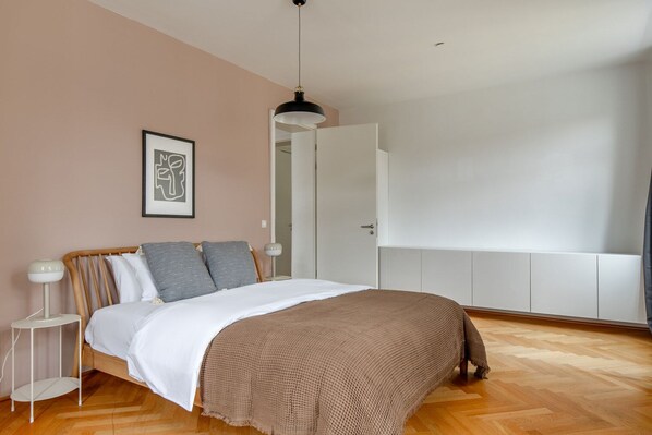2 bedrooms, iron/ironing board, WiFi, bed sheets