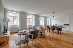 TV, stereo - Deluxe Leopoldstadt 2BR w/ Elevator, Furnished, by Blueground (Vienna)